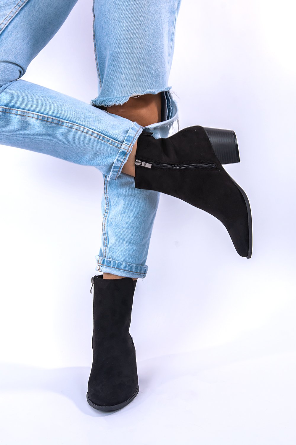 Μποτάκια suede με φερμουάρ Μποτάκια suede με φερμουάρ