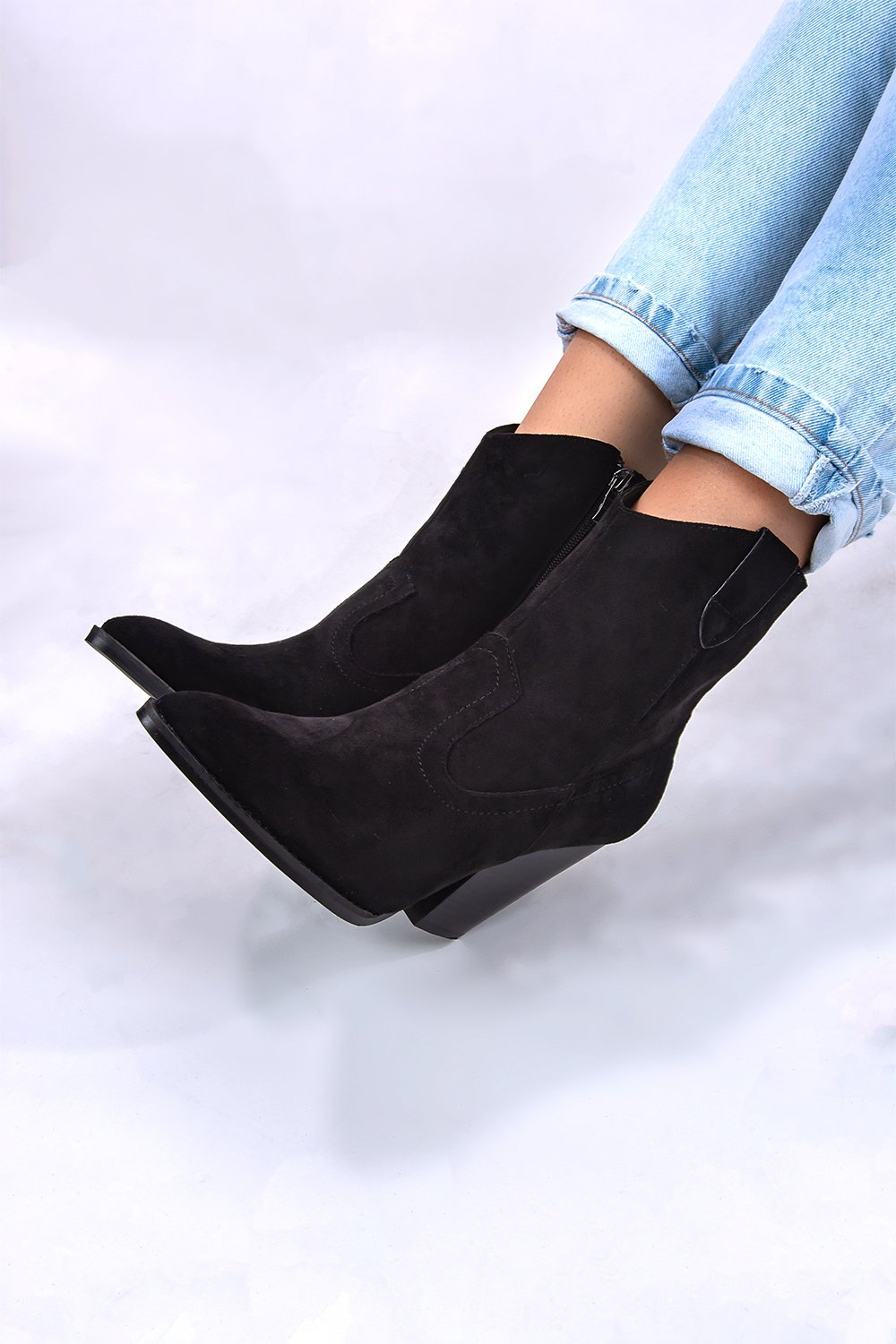 Μποτάκια suede με τακούνι και φερμουάρ Μποτάκια suede με τακούνι και φερμουάρ