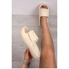 Slippers με σκράτς και ανάγλυφο σχέδιο Slippers με σκράτς και ανάγλυφο σχέδιο