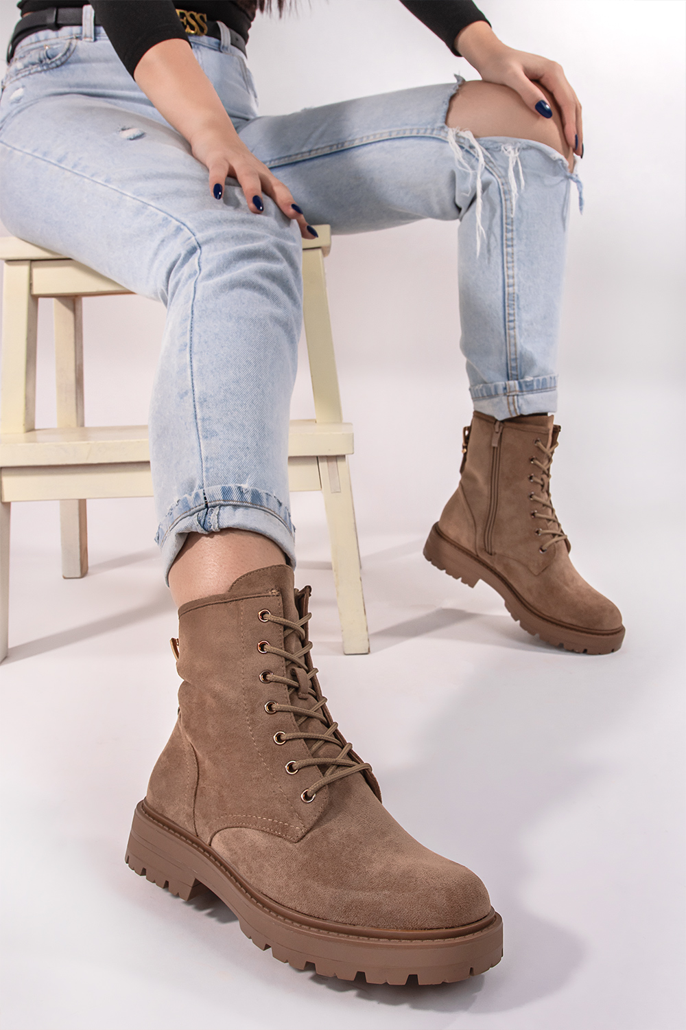 Suede μποτάκια με φερμουάρ Suede μποτάκια με φερμουάρ
