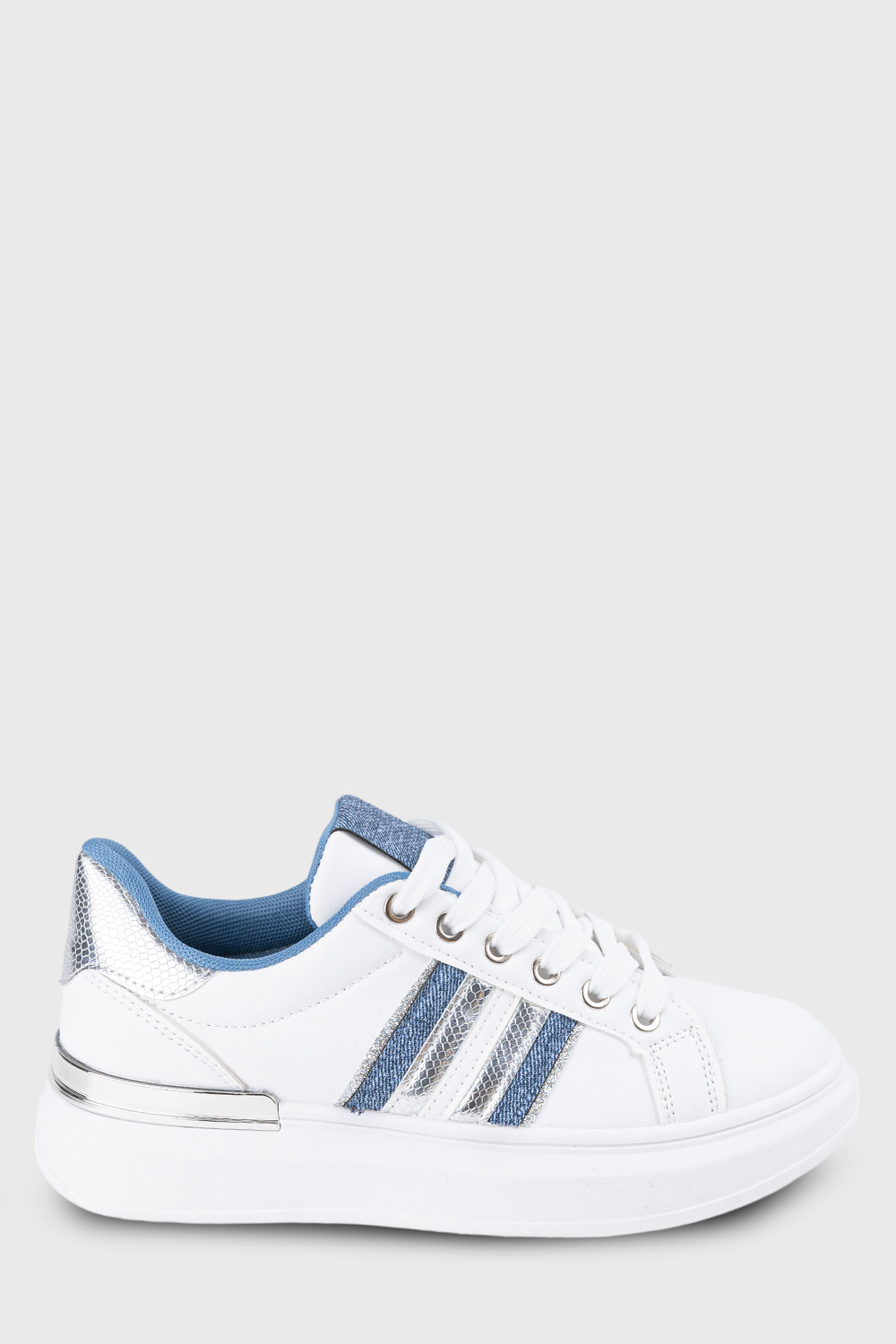 Sneaker με ασημί λεπτομέρεια Sneaker με ασημί λεπτομέρεια